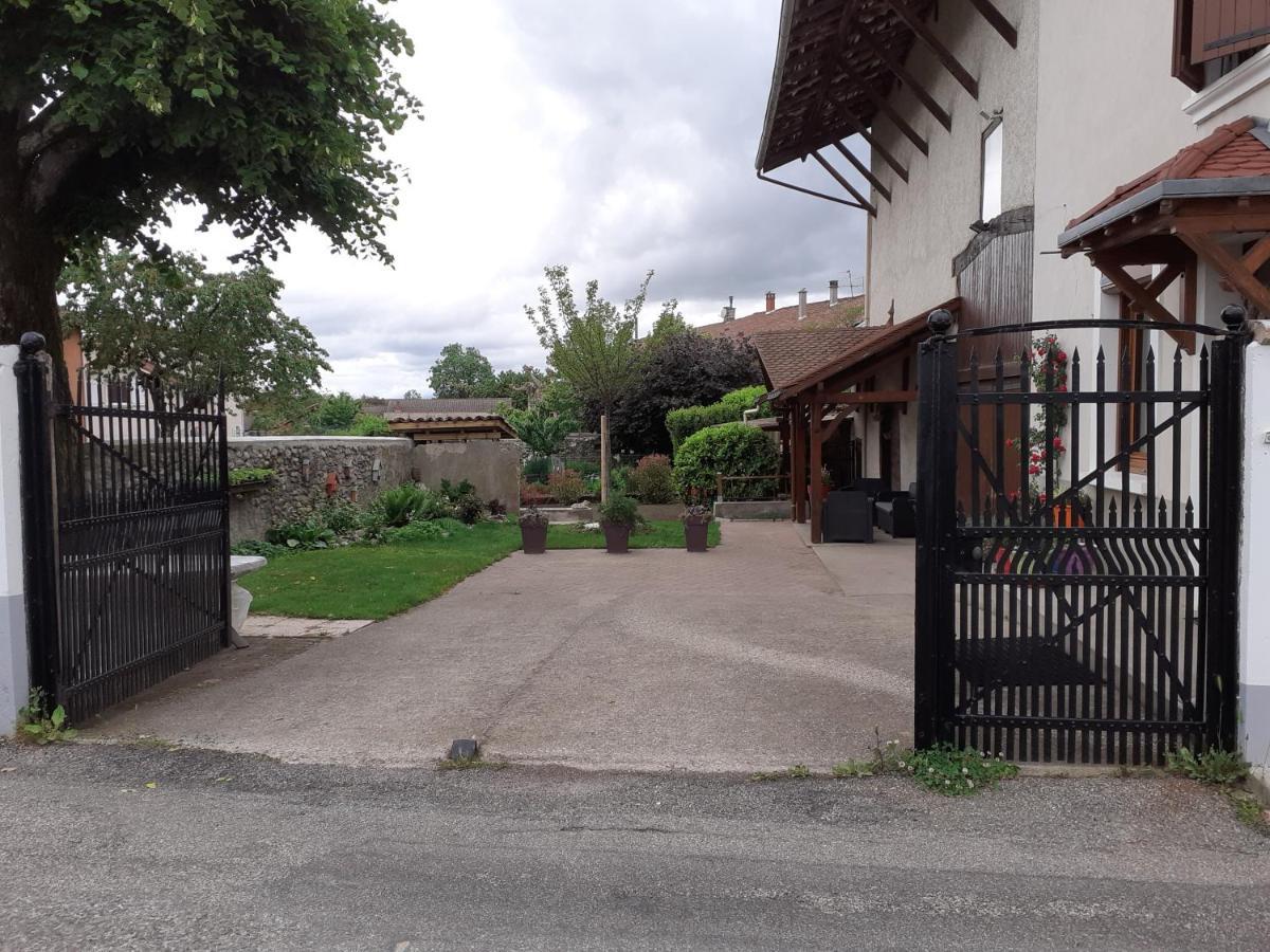 Les Copains D'Abord Villa Beaucroissant Exteriör bild