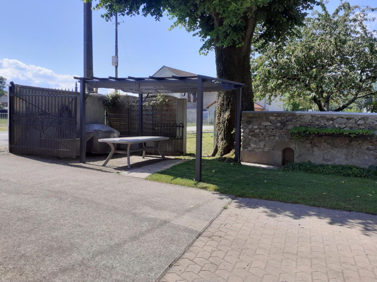 Les Copains D'Abord Villa Beaucroissant Exteriör bild